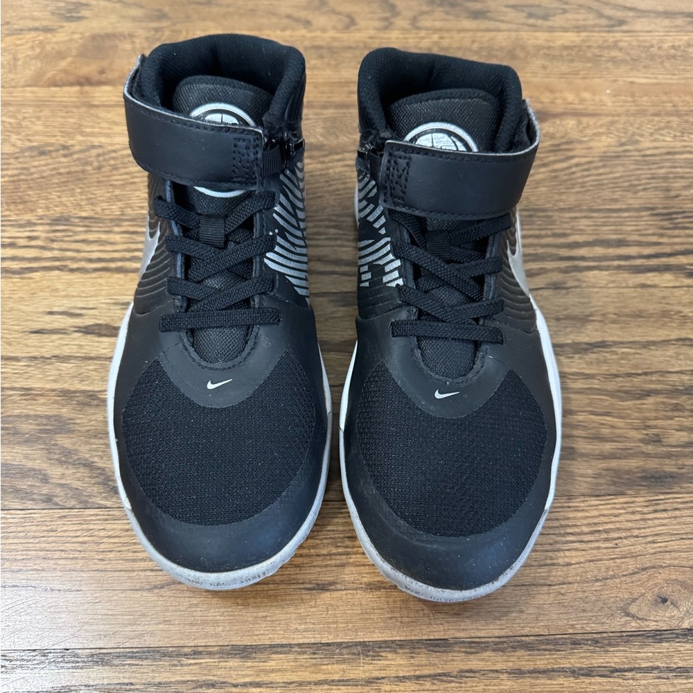 Nike Team Hustle D 9 FlyEase Kids' Basketball Shoes GS